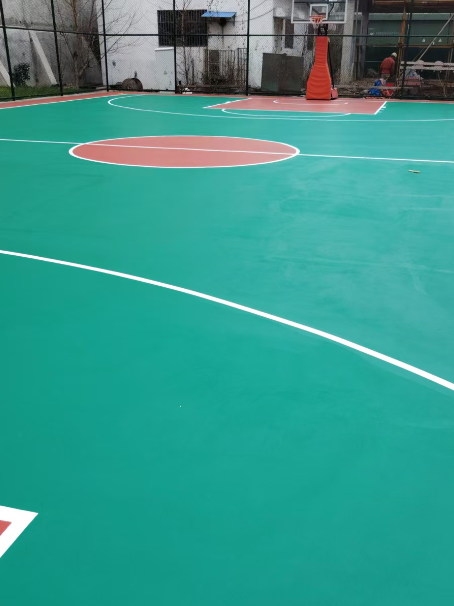 镇宁 球场长期使用易出现地面开裂